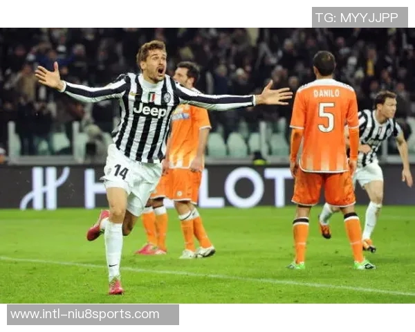 莱万再创辉煌带领球队冲击冠军梦想展现无与伦比的足球天赋与领导力 莱万再创辉煌带领球队冲击冠军梦想展现无与伦比的足球天赋与领导力